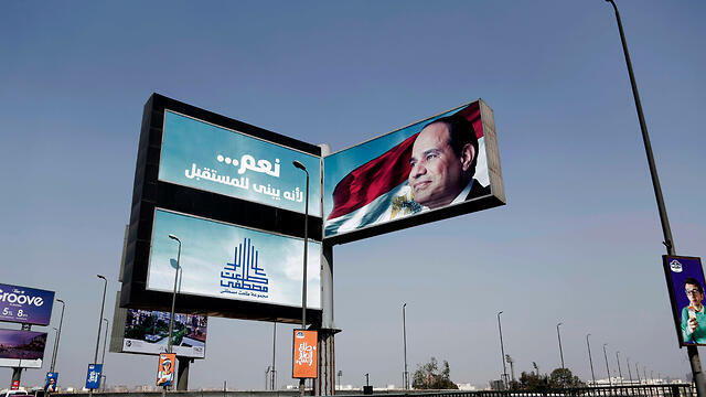 Ас-Сиси на плакате. Фото: АР (צילום: AP) Ас-Сиси на плакате. Фото: АР