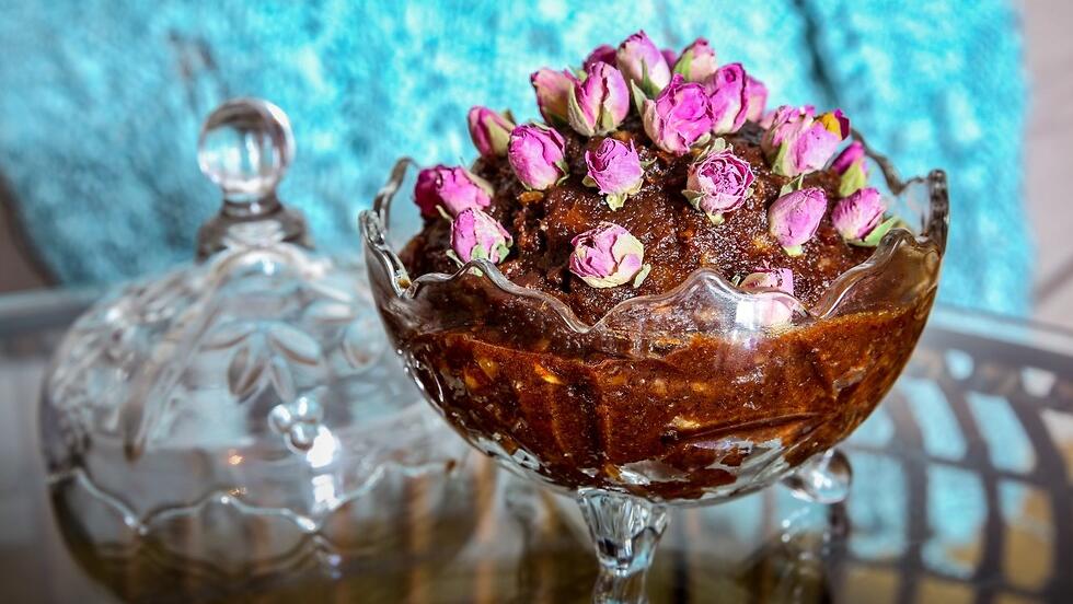 חרוסת עם עלי ורדים