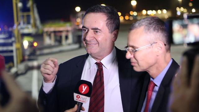 Исраэль Кац и Ярив Левин  в аэропорту Бен-Гурион. Фото: Ави Муалем