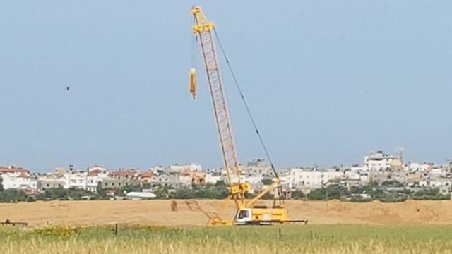 One of the tools used in the barrier's construction (צילום: בראל אפרים) One of the tools used in the barrier's construction