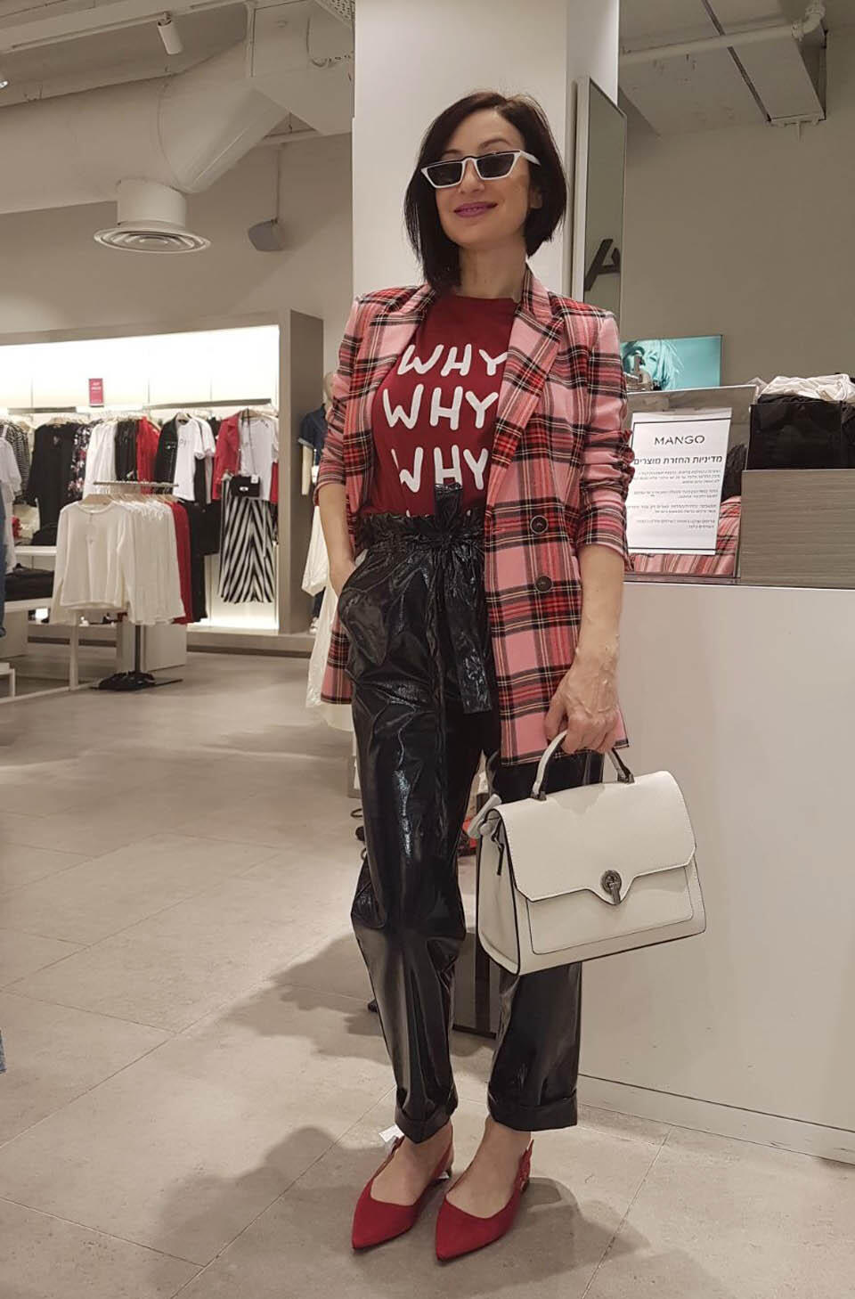 Образ в стиле спорт-шик: брюки paperbag, клетчатый жакет в мужском стиле, футболка с принтом, лодочки с открытым задником на каблуке kitten hils и белая сумка в стиле lady like от Mango. ( Фото предоставлено Татьяной Акоповой) Образ в стиле спорт-шик: брюки paperbag, клетчатый жакет в мужском стиле, футболка с принтом, лодочки с открытым задником на каблуке kitten hils и белая сумка в стиле lady like от Mango.