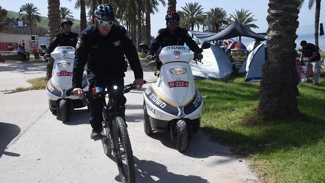 Полицейский патруль у озера Кинерет. Фото: Авигу Шапира