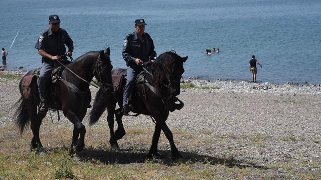 Конная полиция у озера Кинерет. Фото: Авигу Шапира
