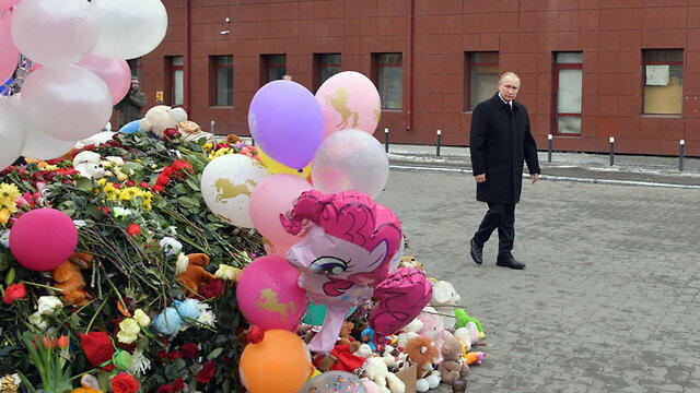 Путин посетил стихийный мемориал погибшим. Фото: ЕРА (צילום: EPA) Путин посетил стихийный мемориал погибшим. Фото: ЕРА
