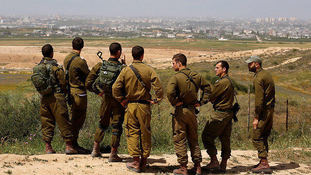 IDF troops being briefed on the Gaza border