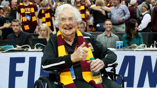 סיסטר ג'ין במשחק של לויולה-שיקגו