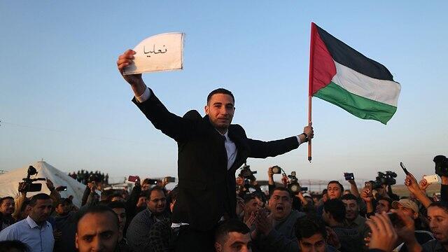 Palestinians by the border