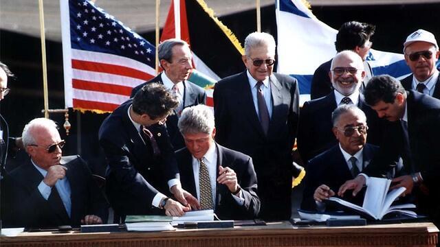 Leaders at  the signing of Israel-Jordan peace treaty