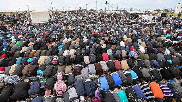 Protesters break for noon prayer