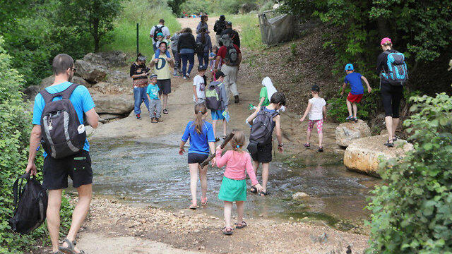 visitors to Nahal Kziv