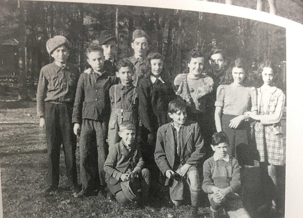 Лена Кухлер и ее дети. Фото из книги "Сто моих детей" (מתוך ספר "מאה ילדים שלי") Лена Кухлер и ее дети. Фото из книги "Сто моих детей"