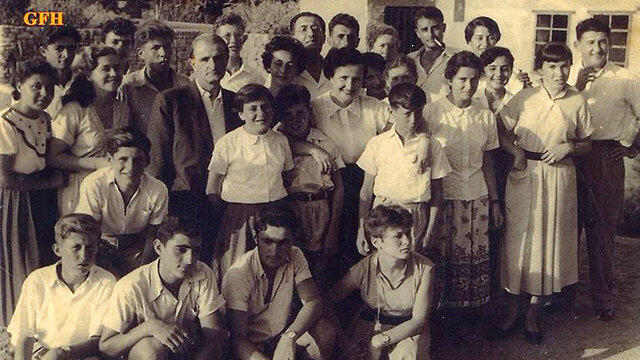 Лена и ее дети прибыли в Израиль. Фото из коллекции "Лохамей ха-Гетаот" (באדיבות ארכיון בית לוחמי הגטאות) Лена и ее дети прибыли в Израиль. Фото из коллекции "Лохамей ха-Гетаот"