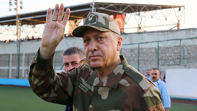 Эрдоган в поездке по провинции Хатай. Фото: EPA