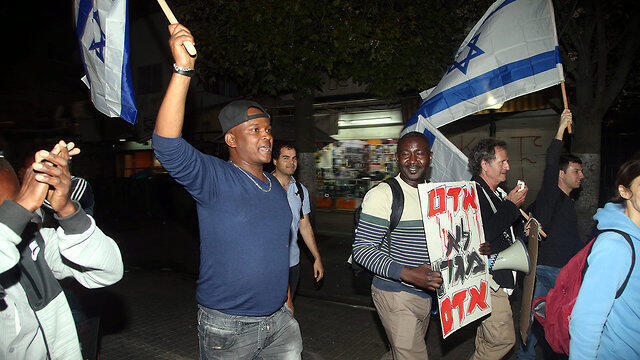 Asylum seekers celebrating the agreement in south Tel Aviv, minutes before it was suspended (צילום: יריב כץ) Asylum seekers celebrating the agreement in south Tel Aviv, minutes before it was suspended
