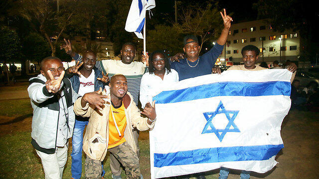 Asylum seekers celebrating the decision to abort the deportation plan in south Tel Aviv (צילום: יריב כץ) Asylum seekers celebrating the decision to abort the deportation plan in south Tel Aviv