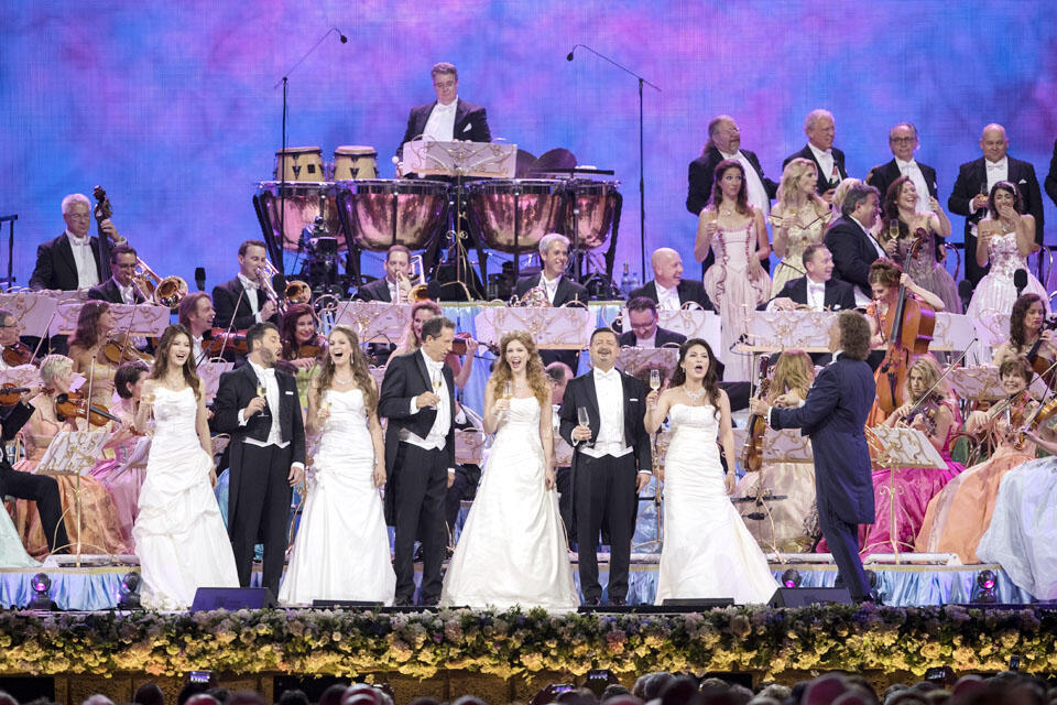 Андре Рье, его оркестр и вокалисты Фото: Andre Rieu Productionsnullnull Андре Рье, его оркестр и вокалисты Фото: Andre Rieu Productions