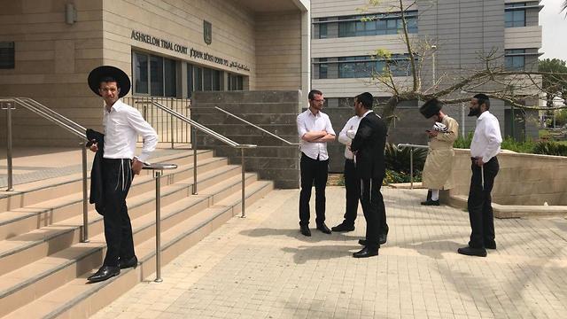 Друзья семьи у входа в мировой суд Ашкелона. Фото: Гади Кабало (צילום: גדי קבלו) Друзья семьи у входа в мировой суд Ашкелона. Фото: Гади Кабало