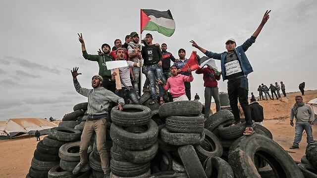 Palestinian protesters on Gaza border