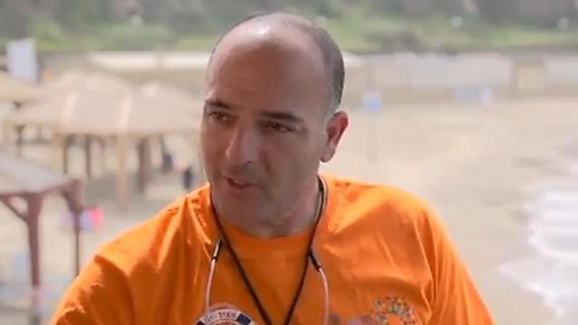 Спасатель Зори Сасо. Фото: Эли Даса (צילום: אלי דסה) Спасатель Зори Сасо. Фото: Эли Даса