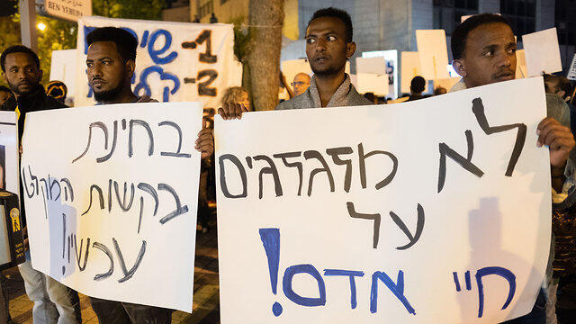 Мигранты из Африки на митинге. Фото: Йоав Дудкевич