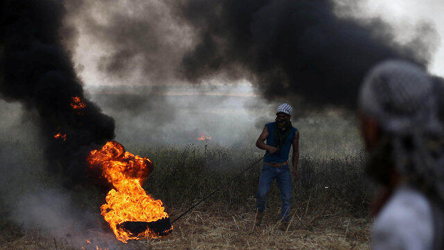 Tires burnt in protest on Gaza border (צילום: רויטרס) Tires burnt in protest on Gaza border