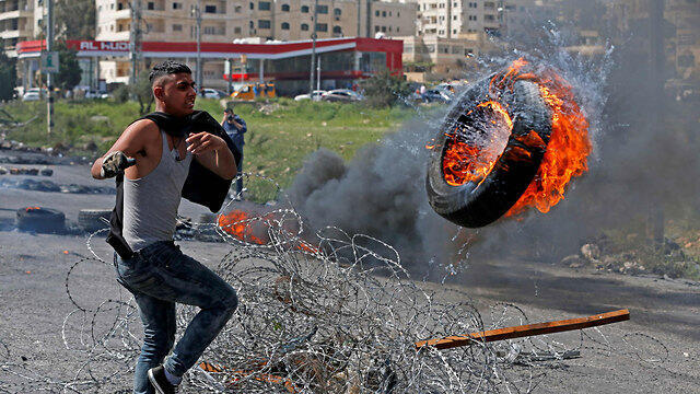 Горящие шины в Газе. Фото: AFP