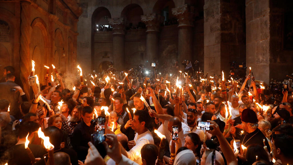 טקס האש הקדוש הנוצרי בכנסיית הקבר בעיר העתיקה בירושלים