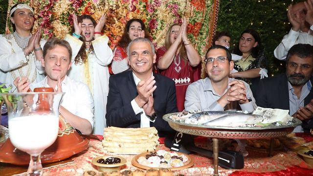 Министр финансов Моше Кахлон в гостях у семьи Пинто. Фото: Эльад Малька