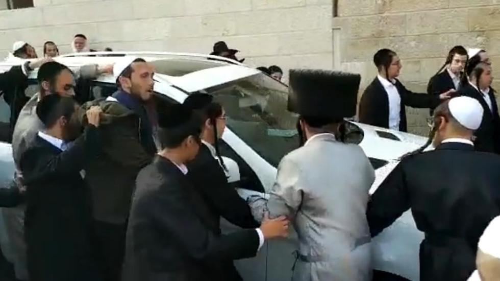 Rabbi Berland enters Western Wall surrounded by followers nullnull Rabbi Berland enters Western Wall surrounded by followers