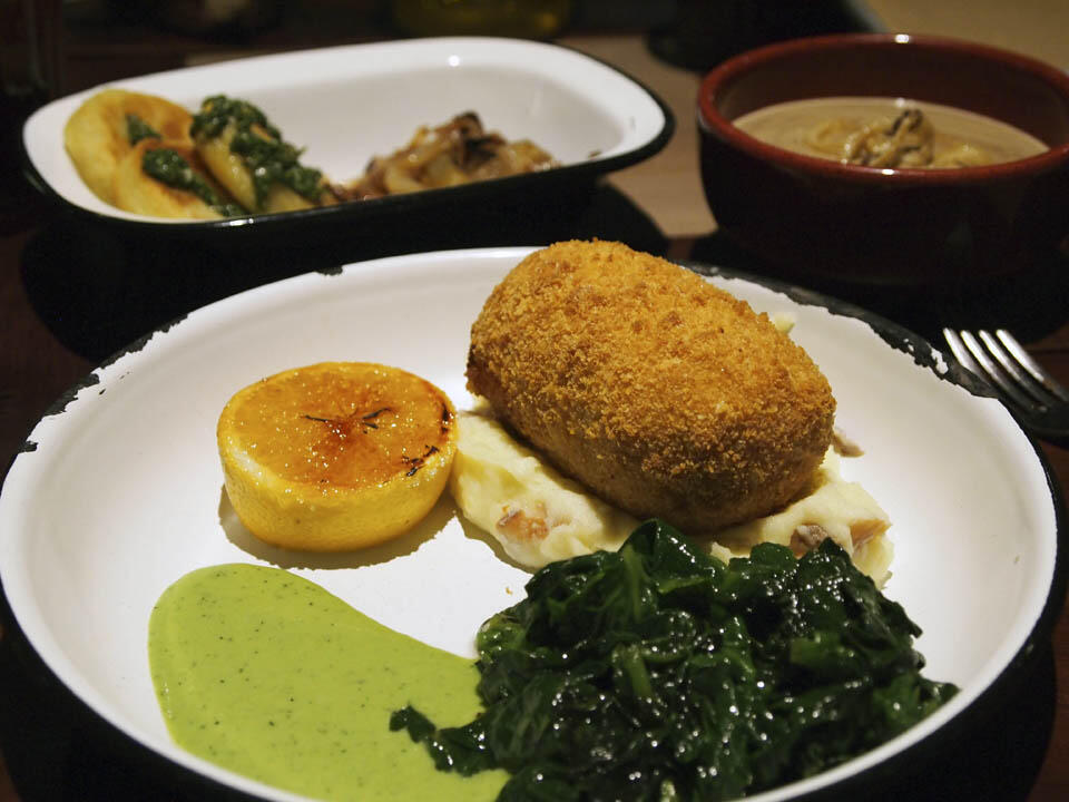 Котлета по-киевски из рыбы в ресторане "Остання Барикада". Фото автора (Фото: Ноа Лави) Котлета по-киевски из рыбы в ресторане "Остання Барикада". Фото автора