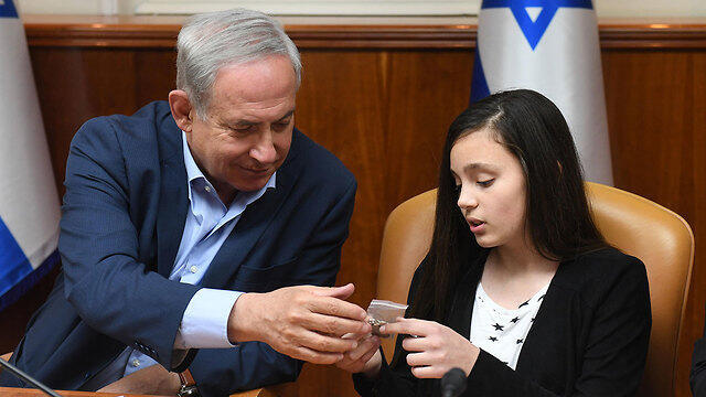 Netanyahu and a young IDF orphan (צילום: חיים צח / לע"מ) Netanyahu and a young IDF orphan