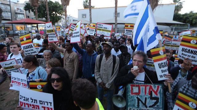 African migrants and activists in an anti-expulsion protest (צילום: מוטי קמחי) African migrants and activists in an anti-expulsion protest
