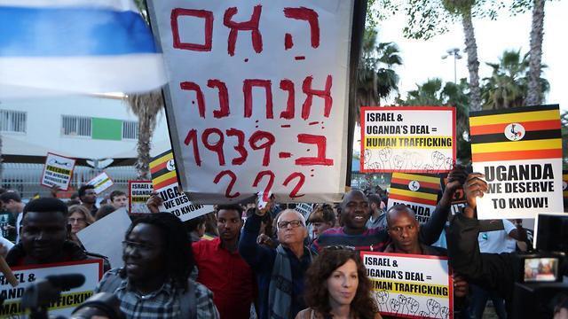 Митинг нелегалов против высылки. "Разве сейчас 1939 год?" - надпись на плакате. Фото: Моти Кимхи (צילום: מוטי קמחי) Митинг нелегалов против высылки. "Разве сейчас 1939 год?" - надпись на плакате. Фото: Моти Кимхи