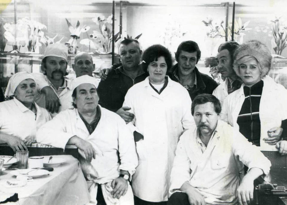 Сидит второй слева - М.И. Долженко. Стоит второй справа - М.Ф. Рахович. Фото из личного архива (Фото из личного архива) Сидит второй слева - М.И. Долженко. Стоит второй справа - М.Ф. Рахович. Фото из личного архива