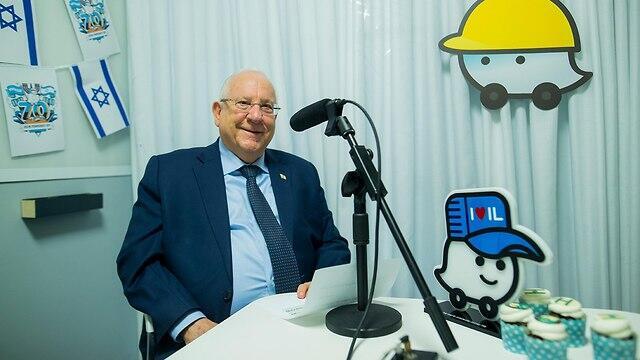 Реувен Ривлин записывает голосовые сообщения для WAZE. Фото: Виктор Леви (צילום: ויקטור לוי) Реувен Ривлин записывает голосовые сообщения для WAZE. Фото: Виктор Леви