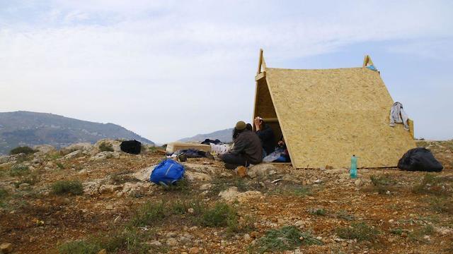 Teens in an ilegal outpost, Rosh Yosef, in the Samaria region in the West Bank (צילום: שלמה מלט) Teens in an ilegal outpost, Rosh Yosef, in the Samaria region in the West Bank