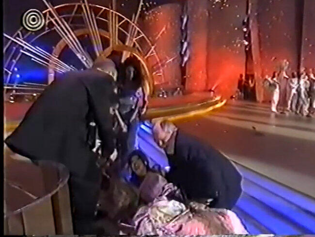 Дана Интернешнл падает на Евровидении-1999 со статуэткой Яакова Агама в руках