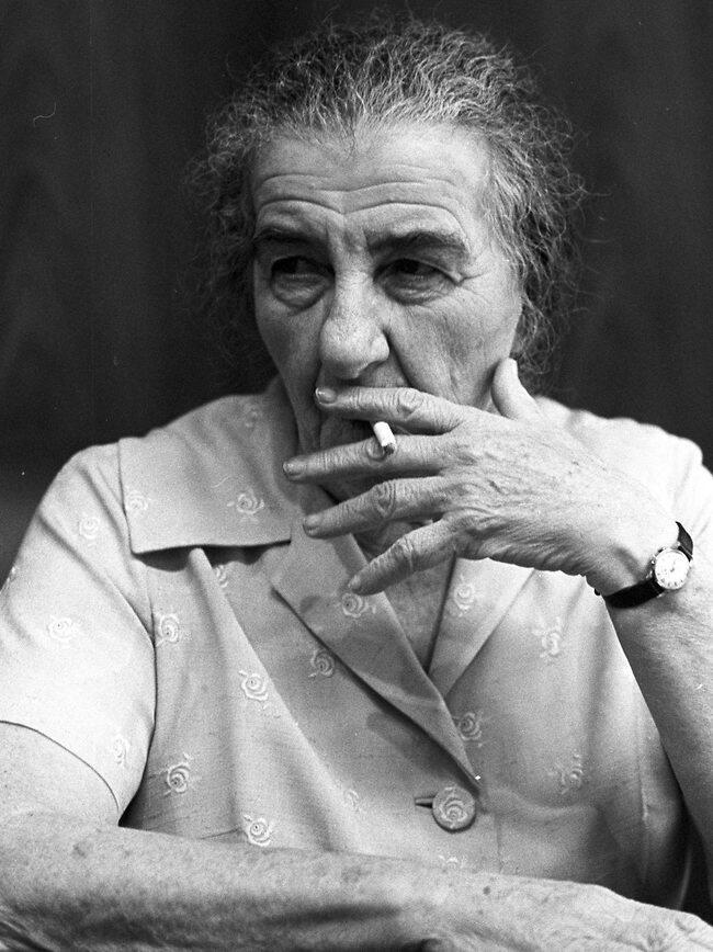 Голда в платье-халате и с сигаретой 