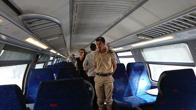 Траурная сирена в поезде. Фото: Рои Рубинштейн