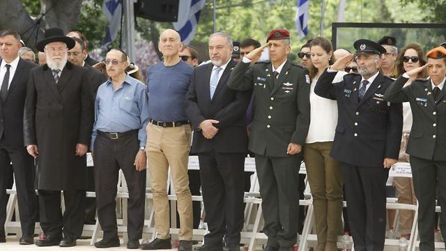Церемония памяти на военном кладбище Гиват-Шауль. Фото: Шауль Голан