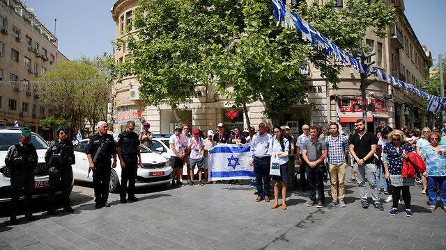 Observing the siren in Jerusalem's city center