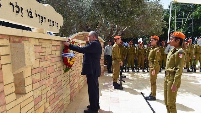 Defense Minister Avigdor Lieberman lays a wreath at the the military section of the Kiryat Shaul Cemetery in Tel Aviv (צילום: דוברות משרד הביטחון) Defense Minister Avigdor Lieberman lays a wreath at the the military section of the Kiryat Shaul Cemetery in Tel Aviv