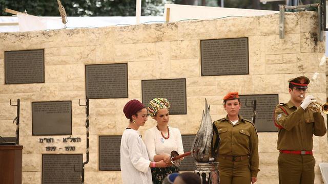 Miriam Ben Gal and Yael Shevah light a torch in memory of their husbands, who were killed in terror attacks earlier this year (צילום: אוהד צויגנברג) Miriam Ben Gal and Yael Shevah light a torch in memory of their husbands, who were killed in terror attacks earlier this year