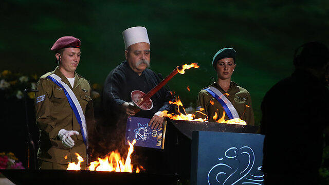 Druze spiritual leader Sheikh Mowafaq Tarif lighting a torch (צילום: אלכס קולומויסקי) Druze spiritual leader Sheikh Mowafaq Tarif lighting a torch