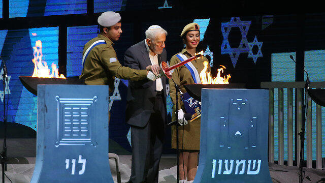 Зажигание факелов в День независимости. Фото: Алекс Коломойский (צילום: אלכס קולומויסקי) Зажигание факелов в День независимости. Фото: Алекс Коломойский