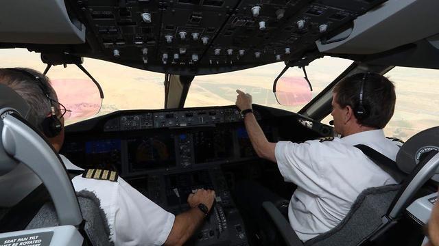 В пилотской кабине. Фото: Сиван Фарадж (צילום: סיון פרג׳ ) В пилотской кабине. Фото: Сиван Фарадж