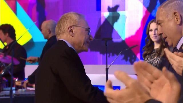 Grossman shaking Netanyahu's hand