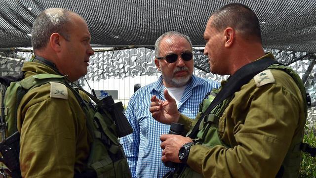 Lieberman meeting with senior IDF officials in his vist to Sa'ad and the Gaza vicinity