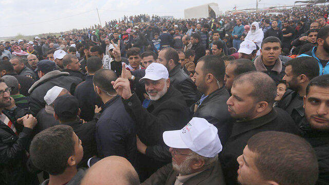 Демонстрация ХАМАСа в Газе с участием одного из лидеров организации - Исмаила Хании