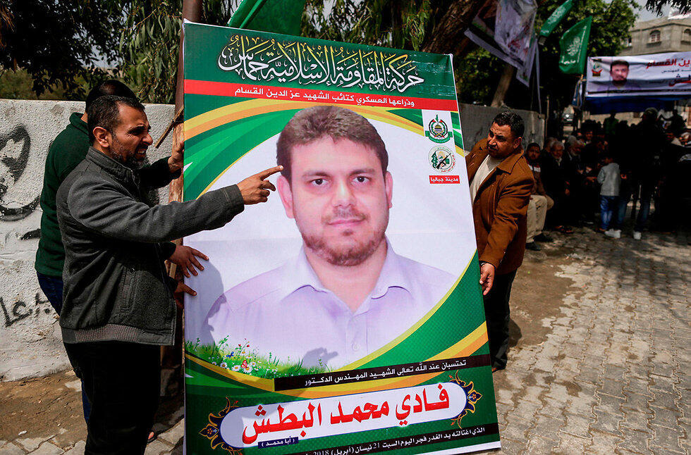 Outside the mourners' tent for Albatsh in Gaza (צילום: AFP) Outside the mourners' tent for Albatsh in Gaza